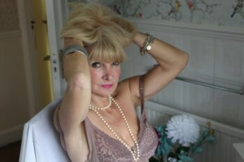 Femme distinguée de Hyères aux cheveux d’argent cherche maître bienveillant pour une soumission totale où je deviens votre objet dévoué rencontre- BDSM-Hyères